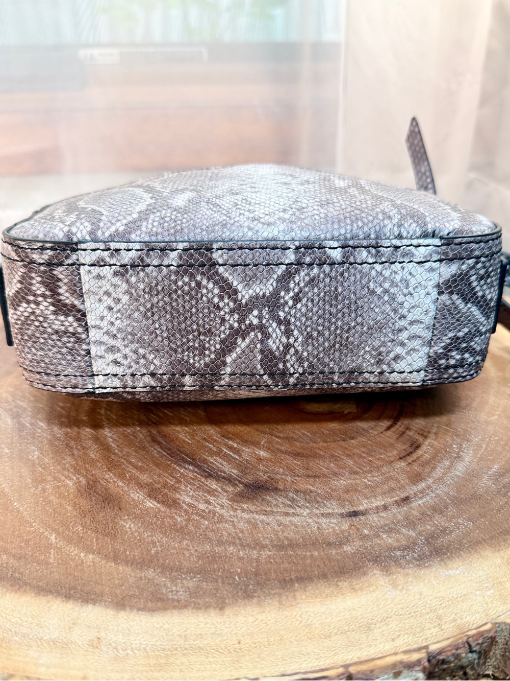 Fossil Leather Snakeskin Crossbody Camera Bag Gold Hardware EUC - Picture 8 of 15